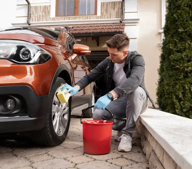 Lavage auto à domicile Sant'Andréa-d'Orcino : professionnel intervenant sur un véhicule